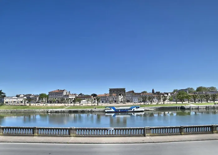 Apartment Triomphe - Vue Sublime, Confort Moderne, Charme Gallo-romain, Coeur De Ville, Tv 4k, Fibre Saintes